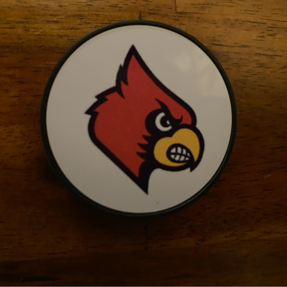 I am selling this cardinal pop socket for 5$